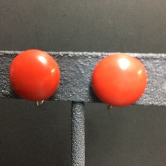 Round Screw Back Earrings Small Red Retro Classic - Picture 1 of 3